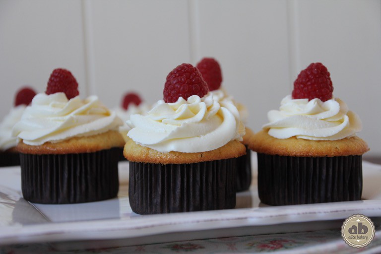 Cupcakes de limón con frosting de crema de queso y frambuesa