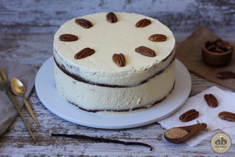 Tarta de chocolate con frosting de nata y fruta de la pasión